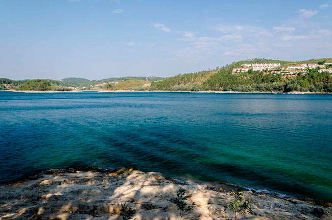 Praias fluviais de Tomar e arredores: perfeitas para o verão Reunimos cinco praias fluviais de Tomar e arredores que são perfeitas para se estar em dias de calor… Bons mergulhos!