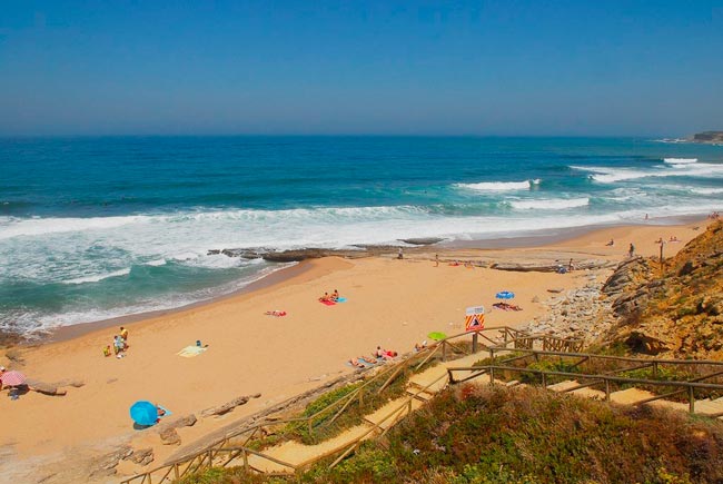 As melhores praias da Ericeira são maravilhosas Descubra as melhores praias da Ericeira onde vai querer estender a toalha e aproveitar o bom tempo da melhor forma.