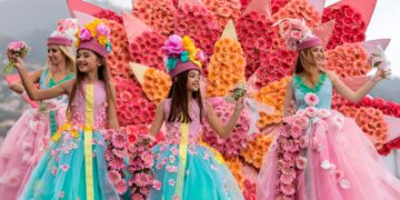 A Festa da Flor é um dos eventos mais aguardados na ilha da Madeira. Descubra a magia e encanto das ruas floridas e desfiles incríveis. Leia agora!