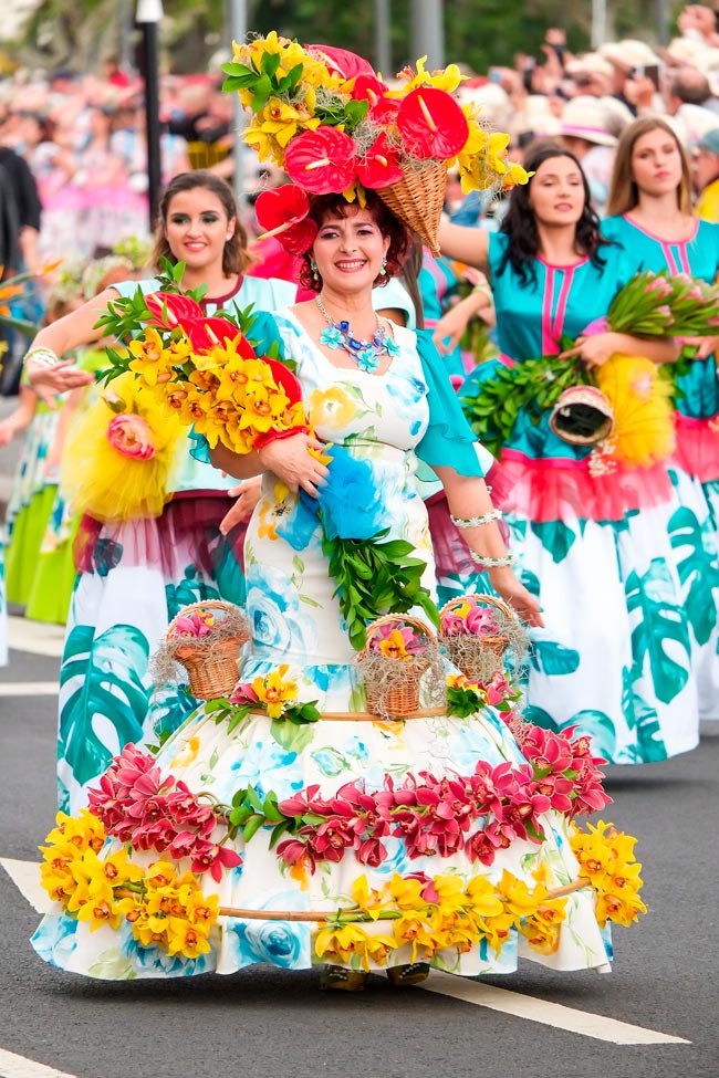 A magia da Festa da Flor na Madeira A Festa da Flor é um dos eventos mais aguardados na ilha da Madeira. Descubra a magia e encanto das ruas floridas e desfiles incríveis. Leia agora!