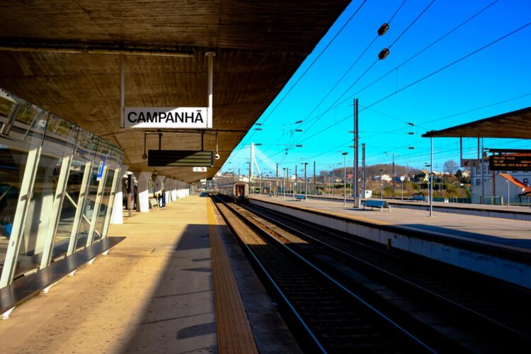 A maior viagem de comboio do mundo começa em Portugal Se tem espírito aventureiro, por que não fazer a maior viagem de comboio do mundo? Vá de Portugal ao Vietname. Uma aventura inesquecível sobre carris!