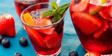 Quer preparar a melhor bebida para momentos de convívio no verão que se aproxima? Tome nota da receita da melhor sangria tradicional portuguesa de vinho tinto.