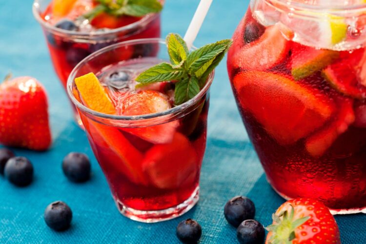 A melhor sangria tradicional portuguesa de vinho tinto Quer preparar a melhor bebida para momentos de convívio no verão que se aproxima? Tome nota da receita da melhor sangria tradicional portuguesa de vinho tinto.