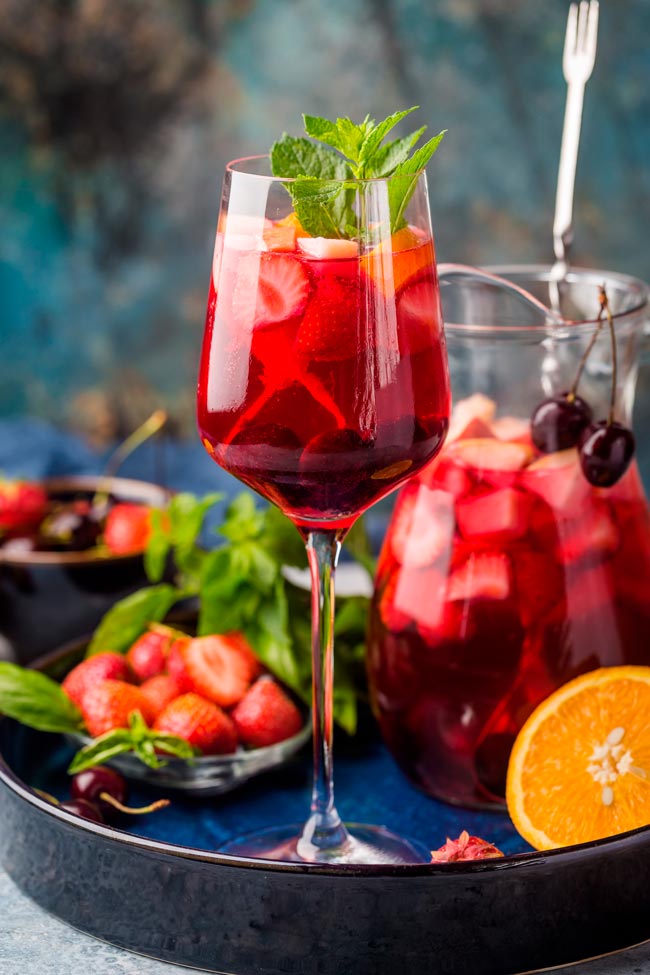 A melhor sangria tradicional portuguesa de vinho tinto Quer preparar a melhor bebida para momentos de convívio no verão que se aproxima? Tome nota da receita da melhor sangria tradicional portuguesa de vinho tinto.