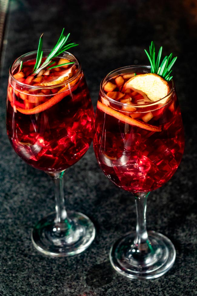 A melhor sangria tradicional portuguesa de vinho tinto Quer preparar a melhor bebida para momentos de convívio no verão que se aproxima? Tome nota da receita da melhor sangria tradicional portuguesa de vinho tinto.