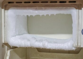 Remover o gelo em excesso no seu congelador é necessário, mas não é difícil. Aprenda a descongelar o congelador com as nossas dicas.