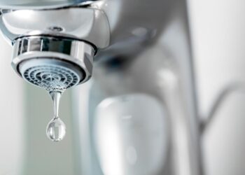 Há diferentes formas de poupar água no nosso lar. Se todos o fizermos, a diferença é significativa.