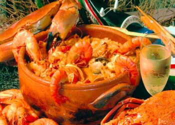 Eleito uma das 7 Maravilhas da Gastronomia nacional, o Arroz de Marisco da Praia da Vieira é uma refeição de comer e chorar por mais!