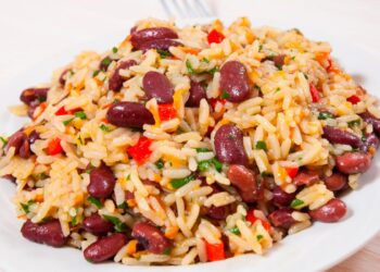 Descubra a explosão de sabores de um arroz de feijão irresistível. Uma receita clássica da cozinha portuguesa.