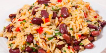 Descubra a explosão de sabores de um arroz de feijão irresistível. Uma receita clássica da cozinha portuguesa.