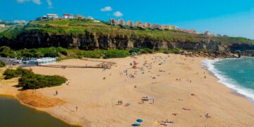 Descubra as melhores praias da Ericeira onde vai querer estender a toalha e aproveitar o bom tempo da melhor forma.