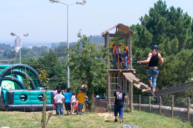 10 parques aventura em Portugal para toda a família Descubra as diversas experiências que pode viver em parques aventura em Portugal, com diversão garantida para toda a família.