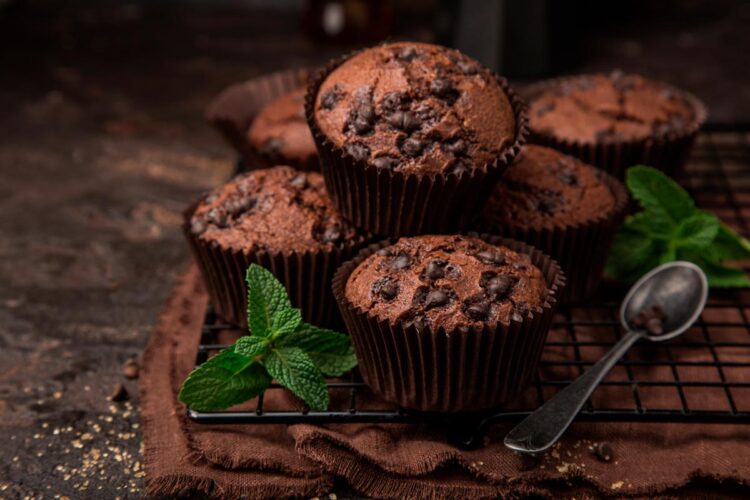 Os fãs de chocolate não podem perder a nossa receita de bolinhos de chocolate! Fofinhos e saborosos, são irresistíveis.