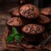 Os fãs de chocolate não podem perder a nossa receita de bolinhos de chocolate! Fofinhos e saborosos, são irresistíveis.