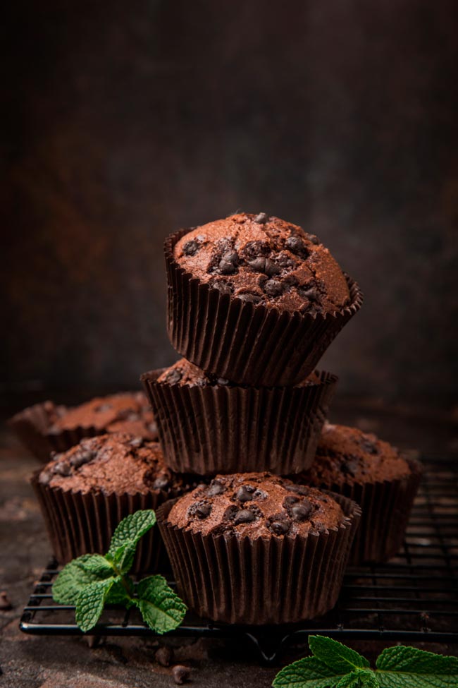Bolinhos de chocolate, de comer e chorar por mais Os fãs de chocolate não podem perder a nossa receita de bolinhos de chocolate! Fofinhos e saborosos, são irresistíveis.