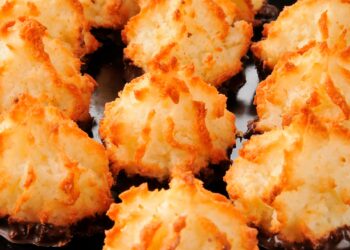 Descubra como fazer Bolinhos de coco húmidos caseiros de forma prática e deliciosa.