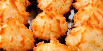 Descubra como fazer Bolinhos de coco húmidos caseiros de forma prática e deliciosa.
