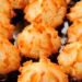 Descubra como fazer Bolinhos de coco húmidos caseiros de forma prática e deliciosa.