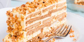 Quem não gostaria de ter como sobremesa uma fatia desta tentação? Ninguém resiste a um Bolo de bolacha com leite condensado gelado.