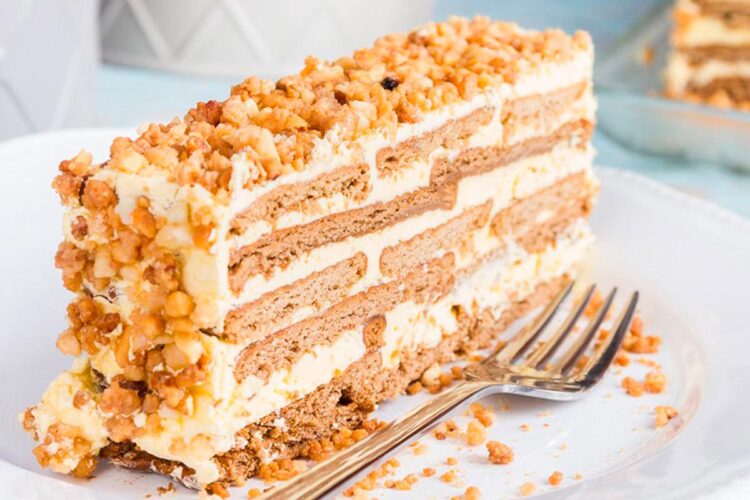 Quem não gostaria de ter como sobremesa uma fatia desta tentação? Ninguém resiste a um Bolo de bolacha com leite condensado gelado.