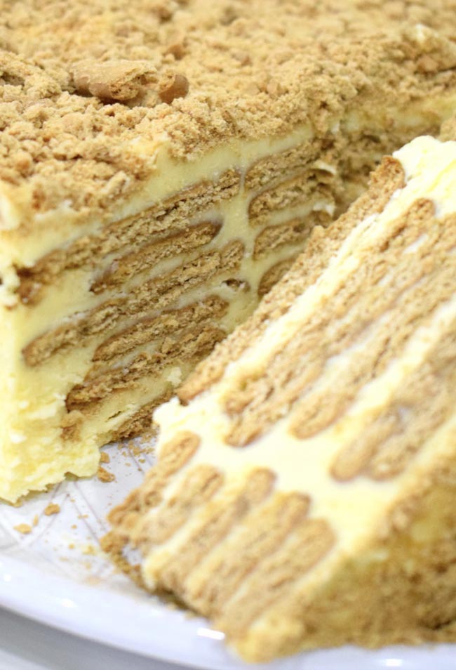 Bolo de bolacha com leite condensado gelado Quem não gostaria de ter como sobremesa uma fatia desta tentação? Ninguém resiste a um Bolo de bolacha com leite condensado gelado.