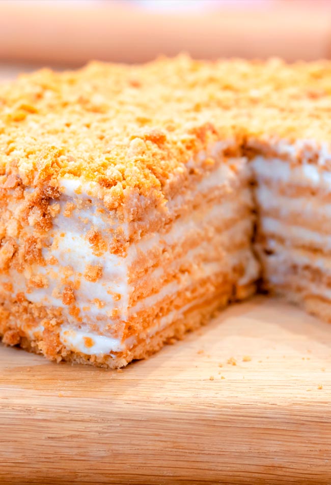 Bolo de bolacha com leite condensado gelado Quem não gostaria de ter como sobremesa uma fatia desta tentação? Ninguém resiste a um Bolo de bolacha com leite condensado gelado.