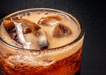 Descubra formas inovadoras de usar Coca-Cola nas suas tarefas domésticas.