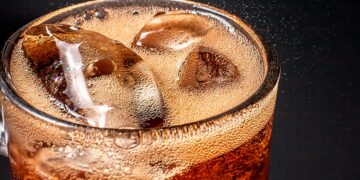 Descubra formas inovadoras de usar Coca-Cola nas suas tarefas domésticas.