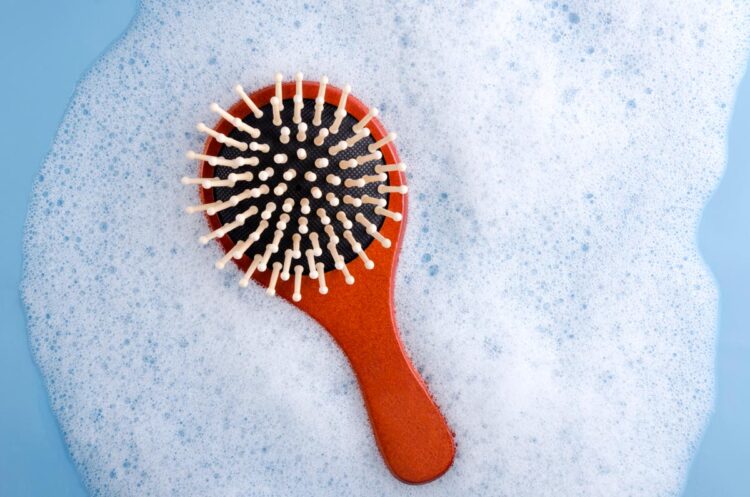 Se quer limpar a escova de cabelo devidamente, tem de fazer mais do que retirar os cabelos…