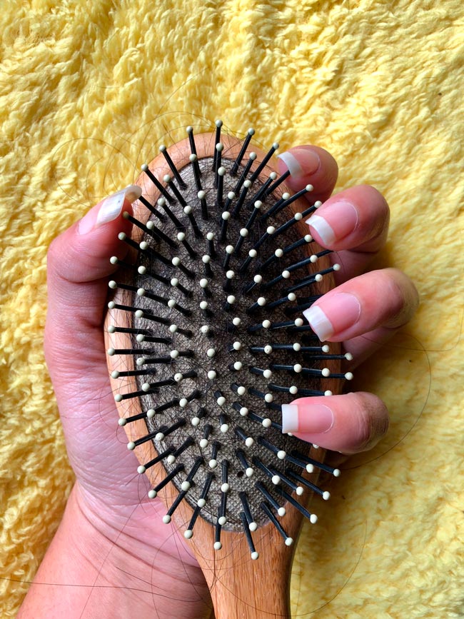 Como limpar a escova de cabelo eficazmente Se quer limpar a escova de cabelo devidamente, tem de fazer mais do que retirar os cabelos…