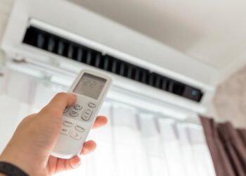 Saiba como poupar no ar condicionado. Na gestão de uma casa, poupar um pouco em vários gastos, permite assegurar bons valores ao fim do mês.