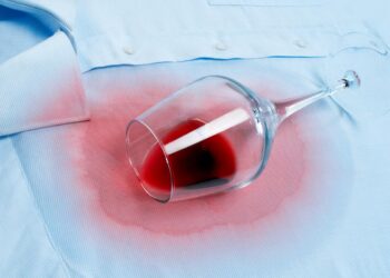 Tome nota das sugestões que temos para si para poder remover manchas secas de vinho tinto do algodão.