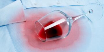 Tome nota das sugestões que temos para si para poder remover manchas secas de vinho tinto do algodão.