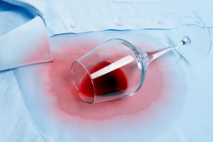 Tome nota das sugestões que temos para si para poder remover manchas secas de vinho tinto do algodão.