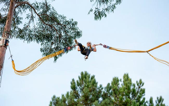 10 parques aventura em Portugal para toda a família Descubra as diversas experiências que pode viver em parques aventura em Portugal, com diversão garantida para toda a família.