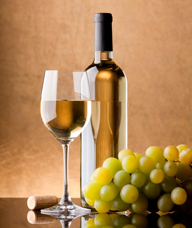 O Vinho Verde é perfeito para qualquer refeição Independentemente do que escolher comer, não se esqueça: o Vinho Verde é perfeito para acompanhar qualquer prato!