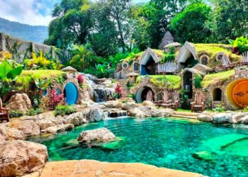 No hotel Hobbit pode dormir em casas de hobbit ou em alojamentos em forma de ninhos de pássaro pendurados em árvores.