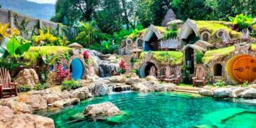 No hotel Hobbit pode dormir em casas de hobbit ou em alojamentos em forma de ninhos de pássaro pendurados em árvores.