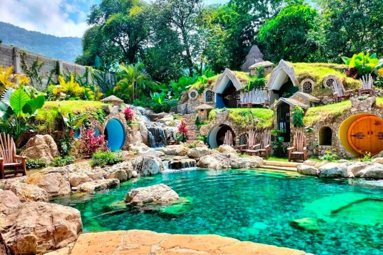 No hotel Hobbit pode dormir em casas de hobbit ou em alojamentos em forma de ninhos de pássaro pendurados em árvores.
