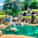 No hotel Hobbit pode dormir em casas de hobbit ou em alojamentos em forma de ninhos de pássaro pendurados em árvores.