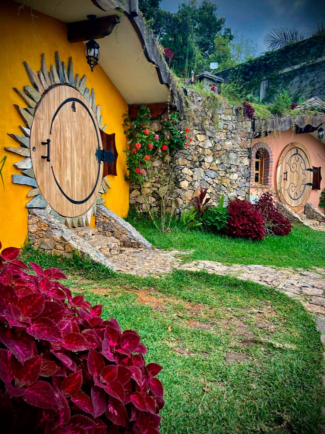 O hotel Hobbit para fãs do Senhor dos Anéis No hotel Hobbit pode dormir em casas de hobbit ou em alojamentos em forma de ninhos de pássaro pendurados em árvores.