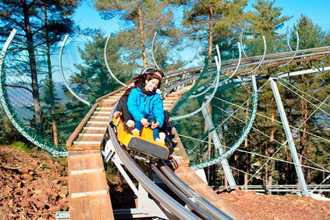 10 parques aventura em Portugal para toda a família Descubra as diversas experiências que pode viver em parques aventura em Portugal, com diversão garantida para toda a família.