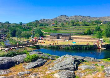 Na Praia Fluvial da Serra da Freita ou de Albergaria da Serra, pode descansar nos seus relvados e petiscar os seus grelhados nos assadores disponibilizados.