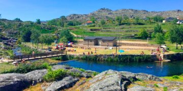 Na Praia Fluvial da Serra da Freita ou de Albergaria da Serra, pode descansar nos seus relvados e petiscar os seus grelhados nos assadores disponibilizados.