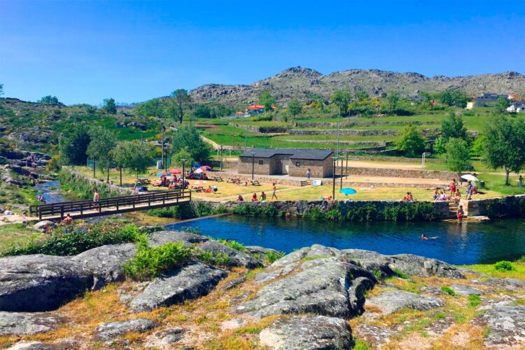 Na Praia Fluvial da Serra da Freita ou de Albergaria da Serra, pode descansar nos seus relvados e petiscar os seus grelhados nos assadores disponibilizados.