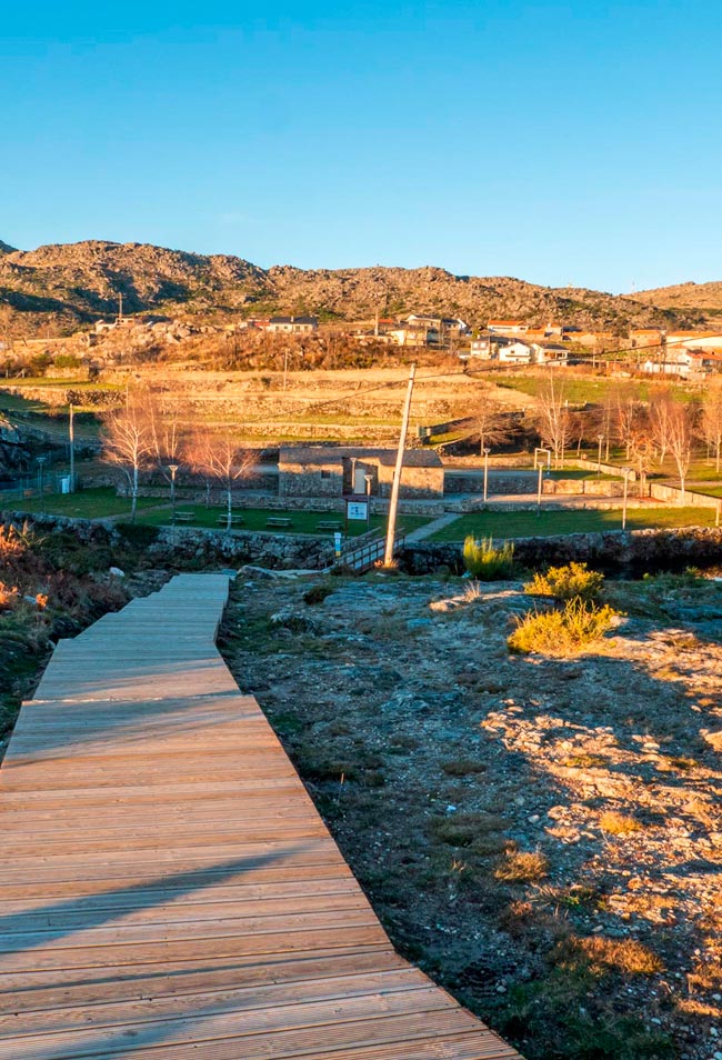 Praia Fluvial da Serra da Freita, um oásis no Centro de Portugal Na Praia Fluvial da Serra da Freita ou de Albergaria da Serra, pode descansar nos seus relvados e petiscar os seus grelhados nos assadores disponibilizados.