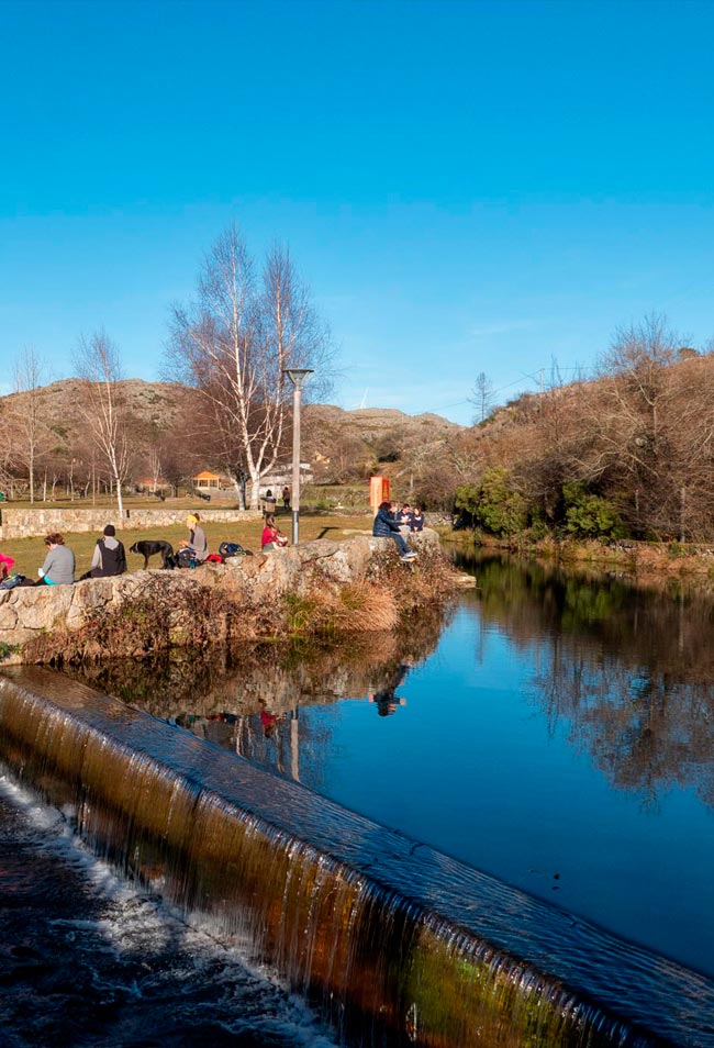 Praia Fluvial da Serra da Freita, um oásis no Centro de Portugal Na Praia Fluvial da Serra da Freita ou de Albergaria da Serra, pode descansar nos seus relvados e petiscar os seus grelhados nos assadores disponibilizados.