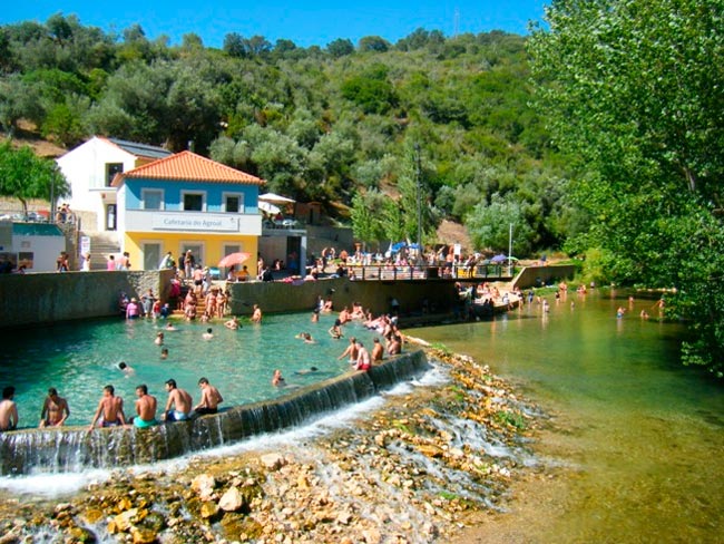 Praias fluviais de Tomar e arredores: perfeitas para o verão Reunimos cinco praias fluviais de Tomar e arredores que são perfeitas para se estar em dias de calor… Bons mergulhos!