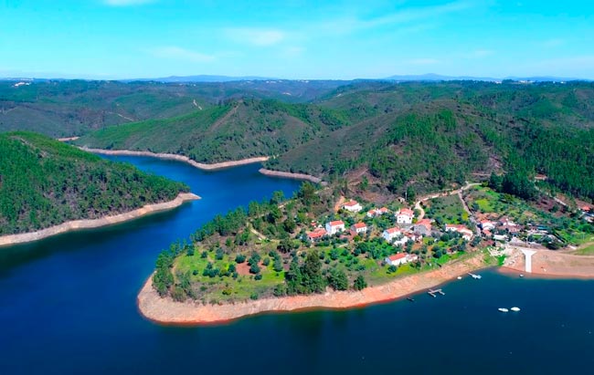 Praia Fluvial do Trízio, um paraíso no Centro de Portugal Descubra os diversos encantos da Praia Fluvial do Trízio, um destino perfeito para os dias de calor e para um merecido descanso.
