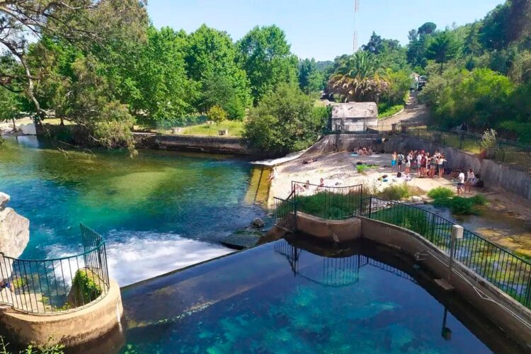 A Praia Fluvial dos Olhos de Água é um destino que encanta todos os que o visitam. É um pequeno paraíso com uma beleza singular.